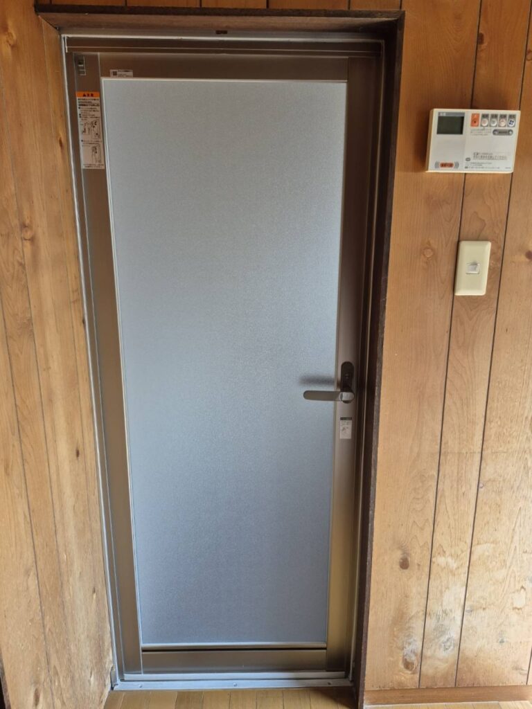 浴室開きドア