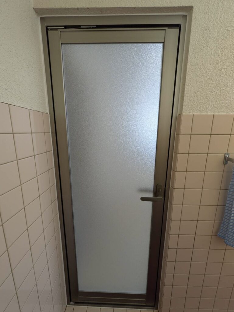 一宮市の浴室リフォーム後。新しいリシェント浴室開きドアで快適になった浴室入口。