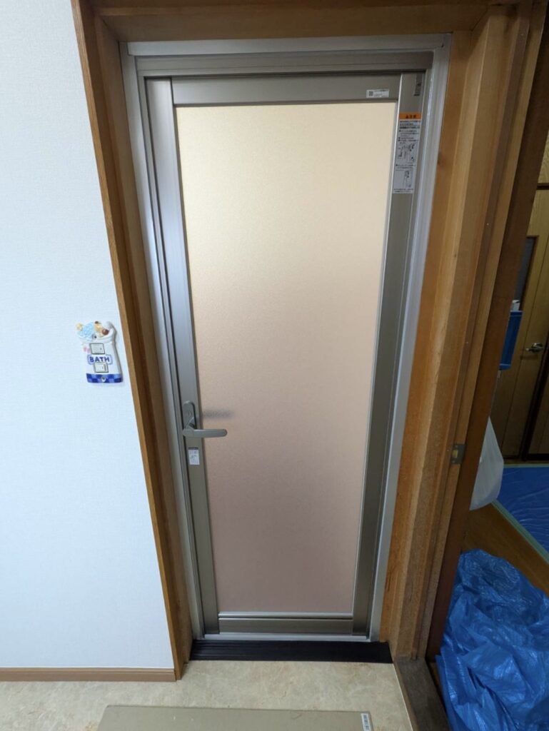 浴室開きドア