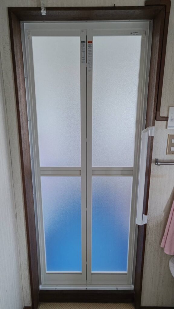 一宮市の住宅でリシェント浴室ドアに交換後の様子。カバー工法でスッキリ仕上げ、快適で清潔な浴室空間に。