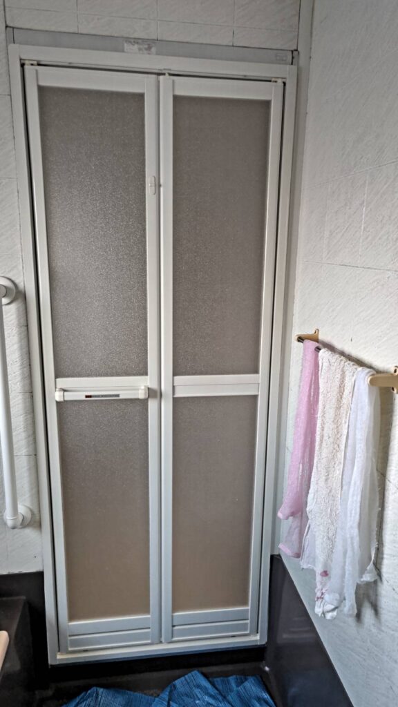 一宮市の住宅でリシェント浴室ドアに交換後の様子。カバー工法でスッキリ仕上げ、快適で清潔な浴室空間に。