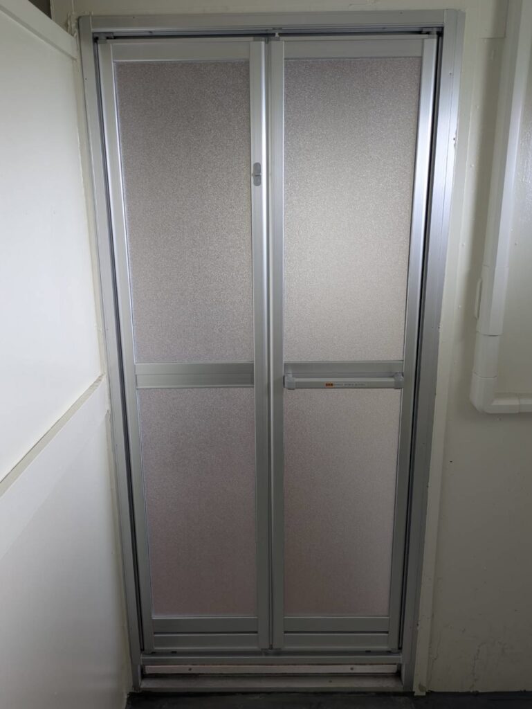 浴室ドア　リフォーム　交換後　一宮市