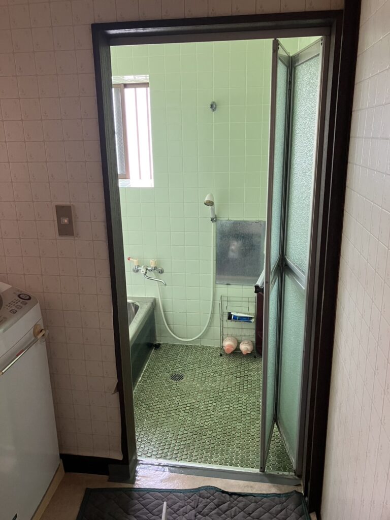 浴室ドア　リフォーム　交換前　一宮市