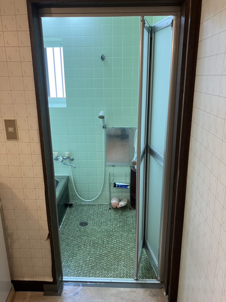 浴室ドア　リフォーム　交換後　一宮市