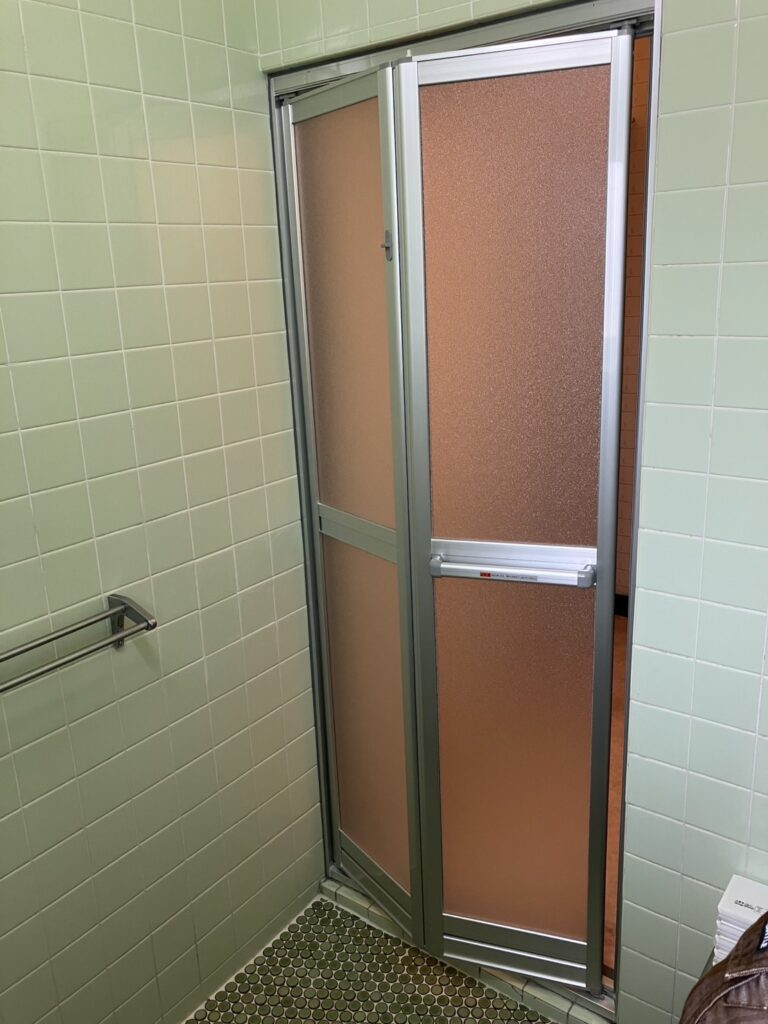 浴室中折れドア