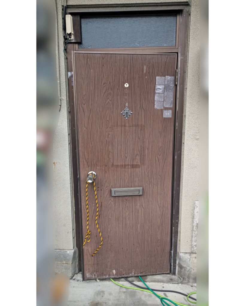 玄関ドア　アパートドア　リフォーム　一宮市　交換前