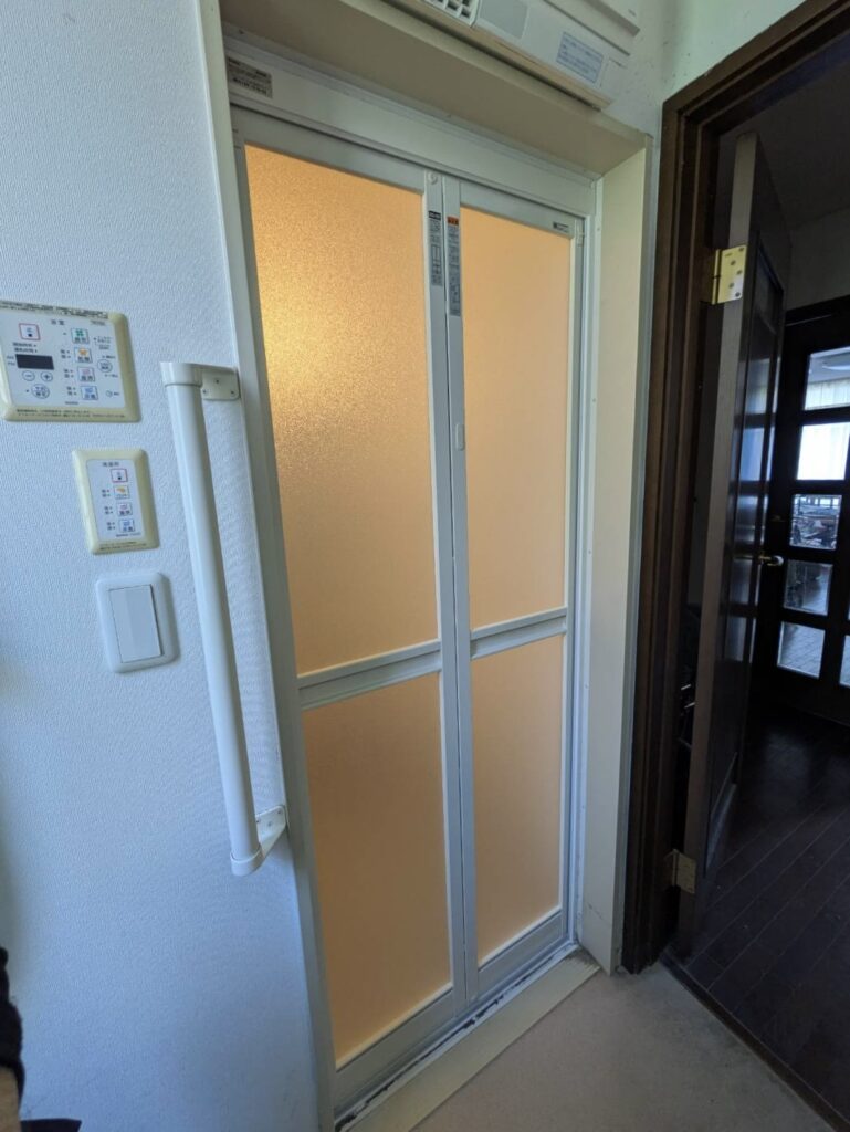 浴室中折れドア