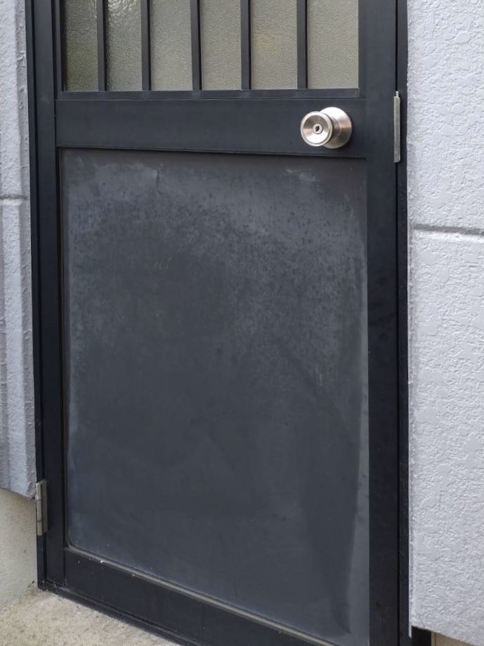 ドア　パネル　握り玉　岐阜市　交換前