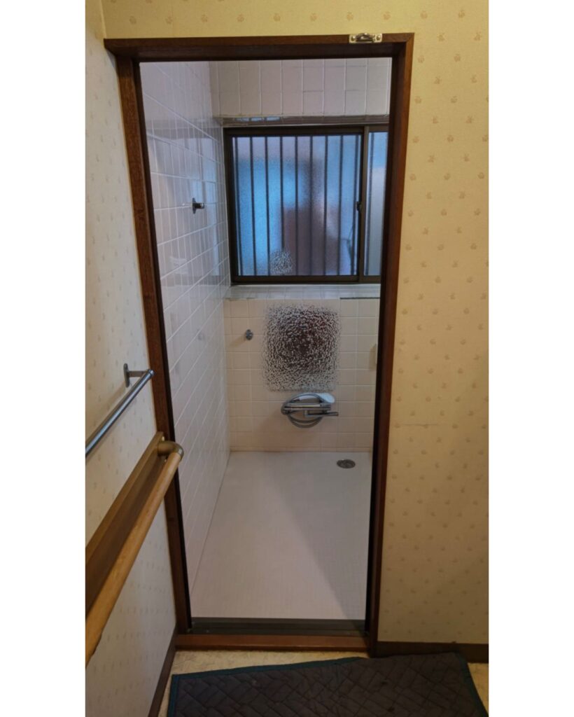 浴室ドア　交換　一宮市　施工前