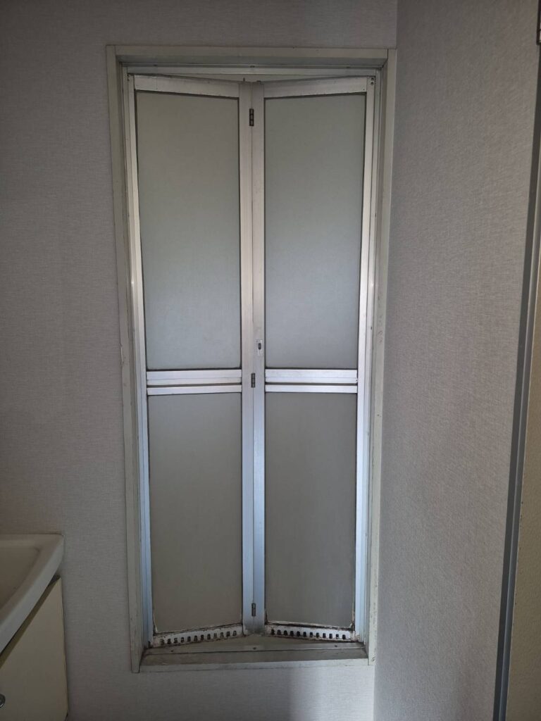 浴室ドア　交換　各務原市　施工前