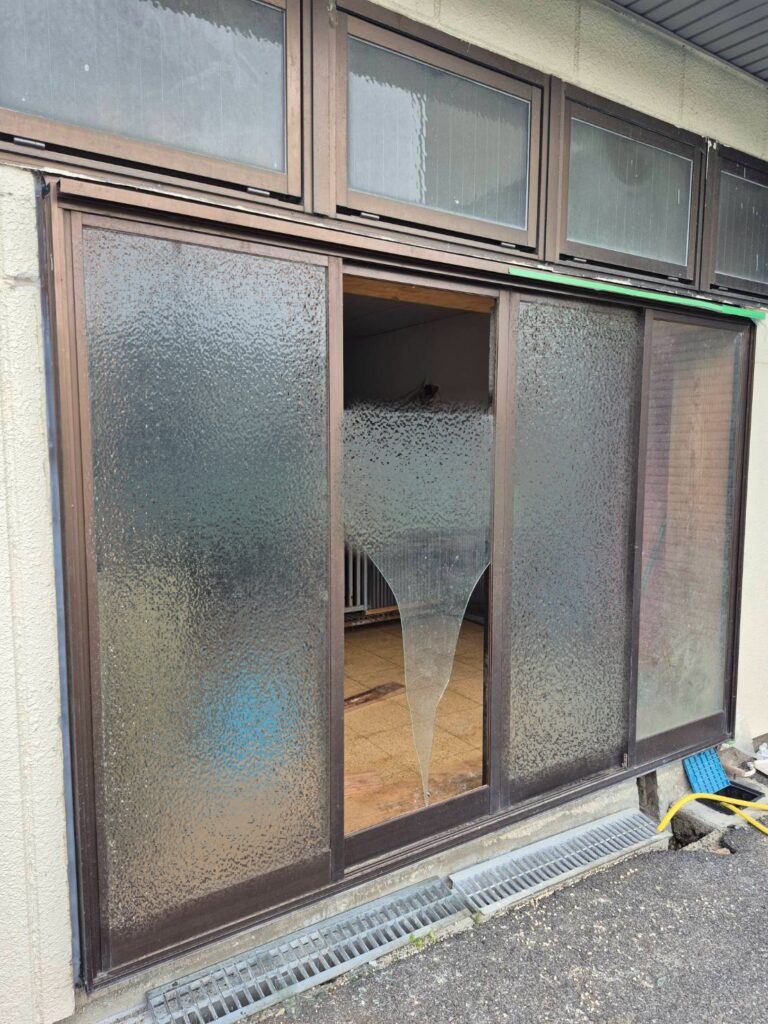 窓　ガラス　交換　施工前　養老町
